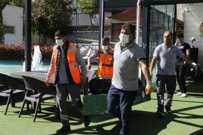 Reklam panosunun i&ccedil;inden tanınmayacak halde erkek cesedi &ccedil;ıktı