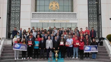 Rekt&ouml;r Aksoy&rsquo;dan TEKNOFEST&rsquo;te başarı g&ouml;steren takımlara teşekk&uuml;r
