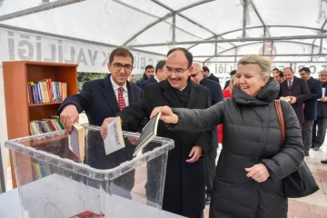 Rekt&ouml;r Beydemir kitap bağışında bulundu
