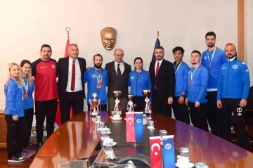 Rekt&ouml;r Erdal, şampiyon sporcuları ağırladı
