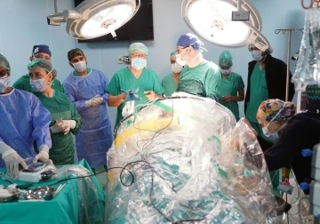 Rekt&ouml;r hastayla sohbet etti, cerrahlar t&uuml;m&ouml;r&uuml; &ccedil;ıkardı
