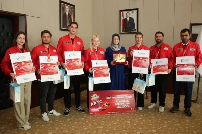 Rekt&ouml;r Kibar TEKNOFEST Kıbrıs&rsquo;ta birincilik kazanan &ouml;ğrencileri ağırladı
