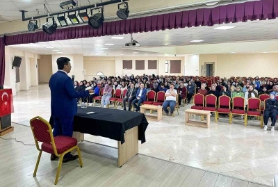 Rekt&ouml;r Sarıbıyık liseli &ouml;ğrenciler ile tecr&uuml;belerini paylaştı
