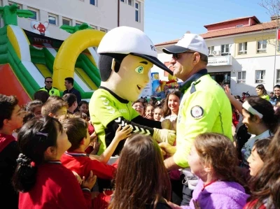 Renkli y&uuml;zler, mutlu &ccedil;ocuklar: Trafik bilinci eğlenceyle aşılandı
