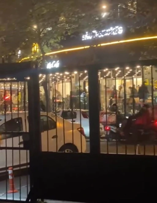 Restoranda m&uuml;şteriler arasında kavga &ccedil;ıktı sandalyeler havada u&ccedil;uştu
