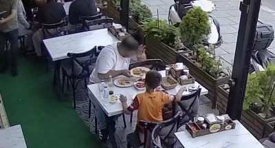 Restoranda para &ouml;dememek i&ccedil;in yapığı iğren&ccedil; hareket
