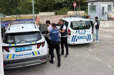  Restoranda yemek yiyen polis memurunu darp ettiler