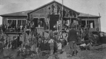 Restore edilen tarihi okul &ouml;n&uuml;nde 90 yıl &ouml;nceki fotoğraf yeniden &ccedil;ektirildi