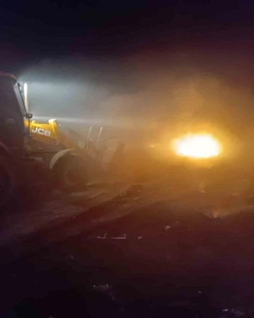 Reyhanlı&rsquo;da iş makinesinin yardımıyla &ccedil;&ouml;pl&uuml;k yangını s&ouml;nd&uuml;r&uuml;ld&uuml;
