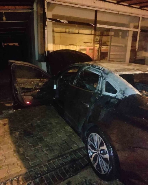 Reyhanlı&rsquo;da yanan ara&ccedil; kullanılmaz hale geldi
