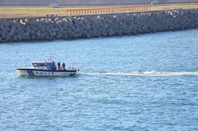 Rize a&ccedil;ıklarına acil iniş yapan u&ccedil;ak limana &ccedil;ekildi