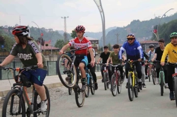 Rize&rsquo;de bisiklet turu renkli g&ouml;r&uuml;nt&uuml;lere sahne oldu
