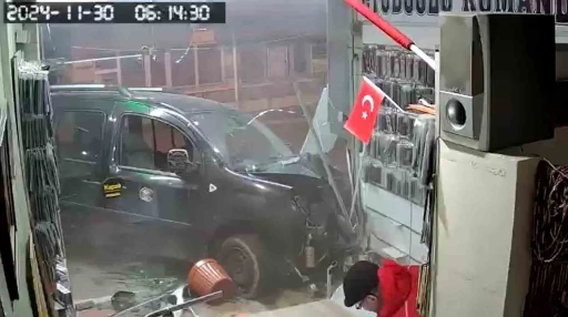 Rize&rsquo;de hafif ticari ara&ccedil; iş yerine girdi o anlar g&uuml;venlik kamerasına yansıdı
