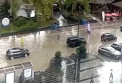 Rize'de sağanak cadde ve sokakları g&ouml;le &ccedil;evirdi