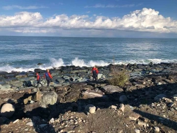 Rize&rsquo;nin Ardeşen il&ccedil;esinde dalgalar arasında kaybolan kadın sahilde aranıyor
