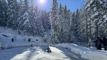 Rize'de 1700 rakımdaki buzlu g&ouml;lde y&uuml;zd&uuml;ler