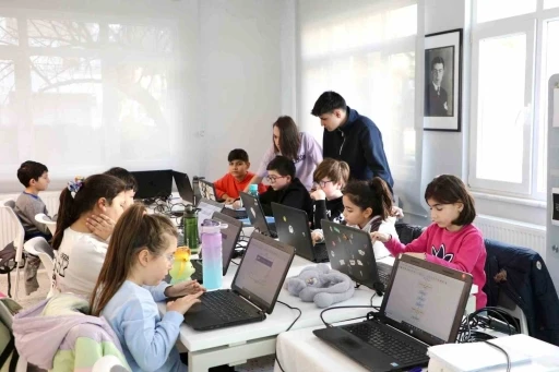 Bursa'da robotik kodlama ile &ccedil;ocuklar geleceğe hazırlanıyor