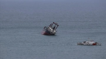 Romanya a&ccedil;ıklarında yan yatan kuru y&uuml;k gemisi Kastamonu'ya kadar s&uuml;r&uuml;klendi