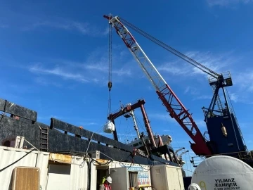 Romanya&rsquo;dan Kastamonu&rsquo;ya kadar s&uuml;r&uuml;klenerek karaya oturan geminin y&uuml;k&uuml; boşaltılmaya başlandı
