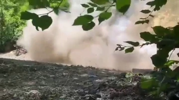 Ruhsatsız işletilen maden ocağı dinamitle b&ouml;yle imha edildi
