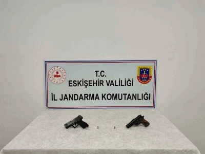 Ruhsatsız tabanca satmaya &ccedil;alışırken yakalandı
