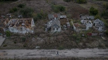 Rus saldırılarında harabeye d&ouml;n&uuml;şen Kamyanka k&ouml;y&uuml; sakinleri yeniden d&uuml;zen kuruyor