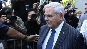 "R&uuml;şvet almakla" su&ccedil;lanan Menendez'e yurt dışına &ccedil;ıkma yasağı getirildi