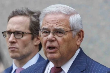 R&uuml;şvet ve yolsuzluktan su&ccedil;lu bulunan ABD&rsquo;li Senat&ouml;r Bob Menendez istifa etti
