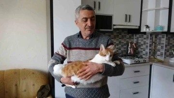 R&uuml;yasına girdi, depremde mahsur kalan kedisini canı pahasına kurtardı