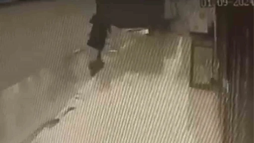 R&uuml;zgarın savurduğu reklam tabelası yaşlı kadının &uuml;zerine d&uuml;şt&uuml;: O anlar kamerada
