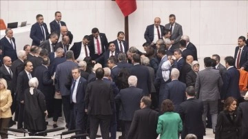 Saadet Partili Bitmez TBMM Genel Kurulu'nda k&uuml;rs&uuml;de konuşurken fenalaştı