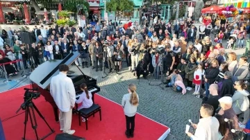 Saat Kulesi ve Cam Piramit&rsquo;te piyano ş&ouml;leni
