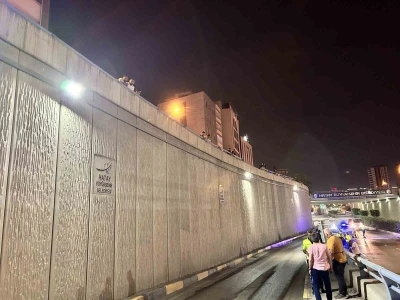 Saate aldırış etmeden alt ge&ccedil;itte yaşanan kazayı film gibi izlediler
