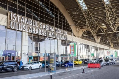 Sabiha G&ouml;k&ccedil;en Havalimanı'nda u&ccedil;uşlara kar ayarı