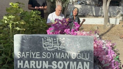 Safiye Soyman oğlunun mezarı başında g&ouml;zyaşlarına boğuldu