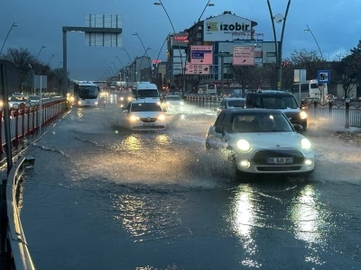 Sağanak yağış Kayseri&rsquo;de hayatı olumsuz etkiledi
