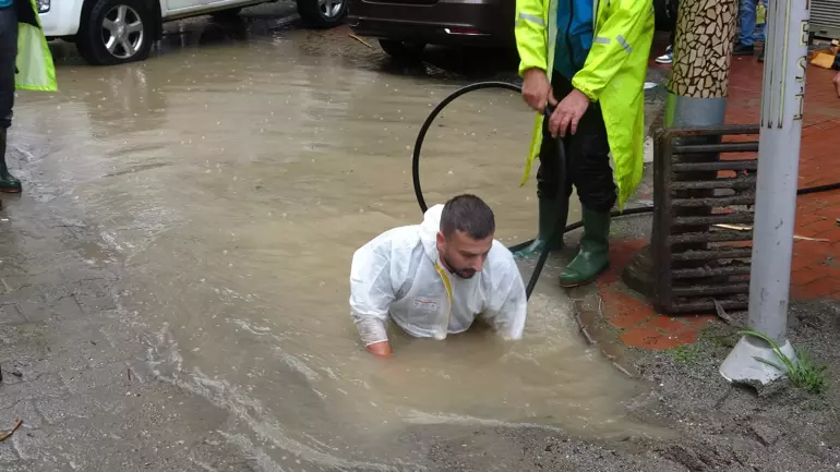 Sağanak yağış su taşkınlarına neden oldu