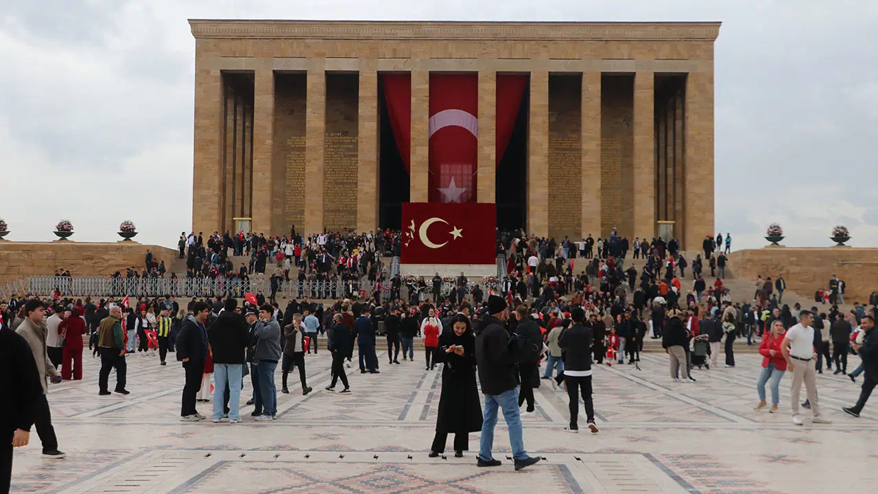 Sağanak yağışa rağmen Anıtkabir'e ziyaret&ccedil;i akını
