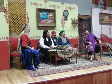 Sağlık &ccedil;alışanları, D&uuml;nya Hemşireler G&uuml;n&uuml; dolayısıyla tiyatro sahnesine &ccedil;ıktı
