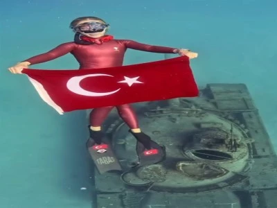 Şahika Erc&uuml;men'den Zafer Bayramı'na &ouml;zel dalış