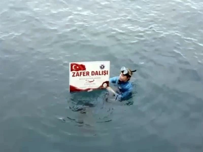 Şahika Erc&uuml;men, Karamağara Koyu'nda 'Zafer Dalışı' yaptı
