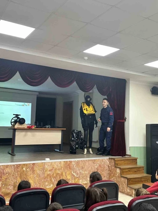 Sahil G&uuml;venlik &ouml;ğrencilerle buluştu
