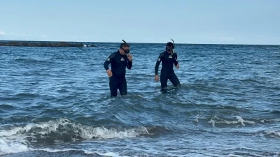 Sahilde &ccedil;ocuk ayakkabıları bulundu, ekipler denizde arama başlattı