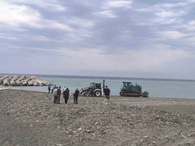 Sahilde g&uuml;neşlenirken iş makinesinin altında kalarak can verdi