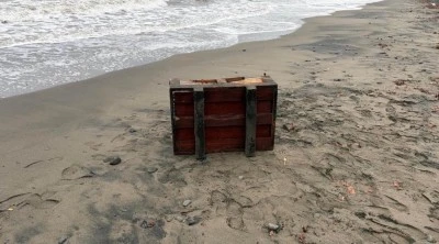 Sahilde Rus&ccedil;a yazılar bulunan ş&uuml;pheli sandık bulundu