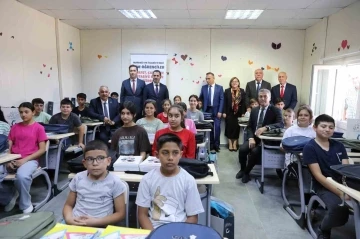 Şahin ve Vali &Ccedil;eber, ilk ders g&uuml;n&uuml;nde &ouml;ğrencileri ziyaret etti
