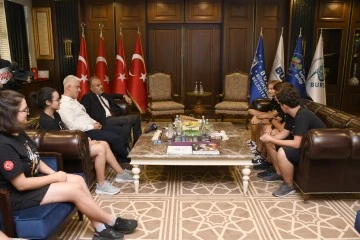 Şahinkaya Merk&uuml;t roket takımı Başkan Aktaş ile Sanayi ve Teknoloji İl M&uuml;d&uuml;r&uuml; Latif Deniz&rsquo;i ziyaret etti