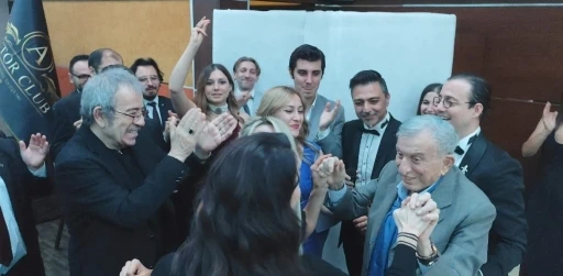 Sahne Tozu Tiyatrosu 20. yıl kutlamasında &uuml;nl&uuml;ler ge&ccedil;idi
