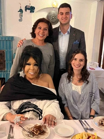 Sahnelerin Diva&rsquo;sından Mandalinci&rsquo;ye tebrik
