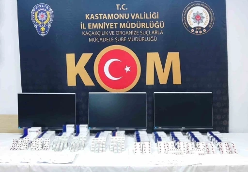 Sahte re&ccedil;ete ile sentetik ecza hapı satılan eczaneye operasyon: 2 tutuklama
